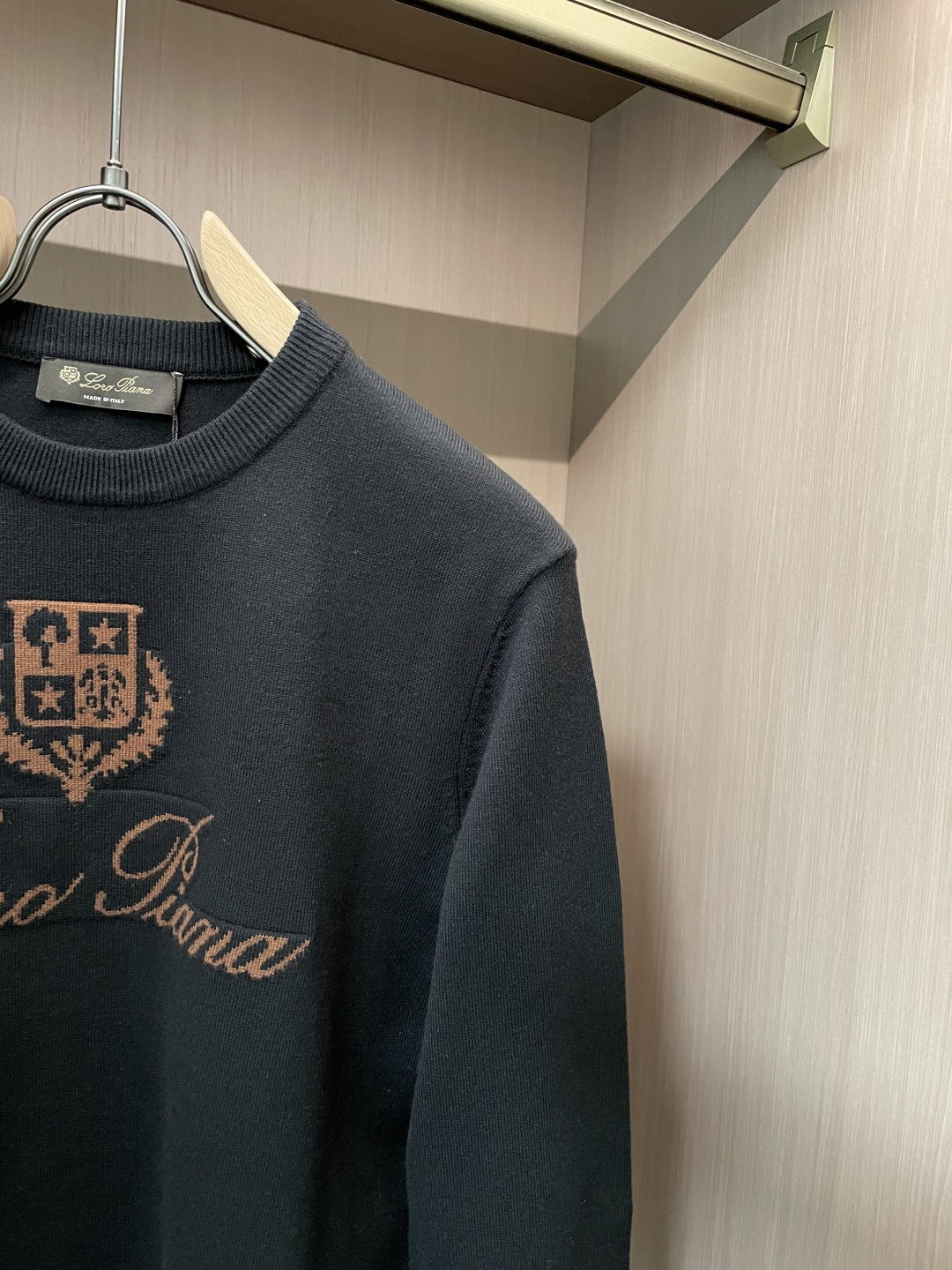 Loro Piana 重磅推荐！aw秋冬新款 专柜同步 时尚经典针织衫 秋冬必备款 采用针织衫加厚毛衣，精致简洁大方 品
