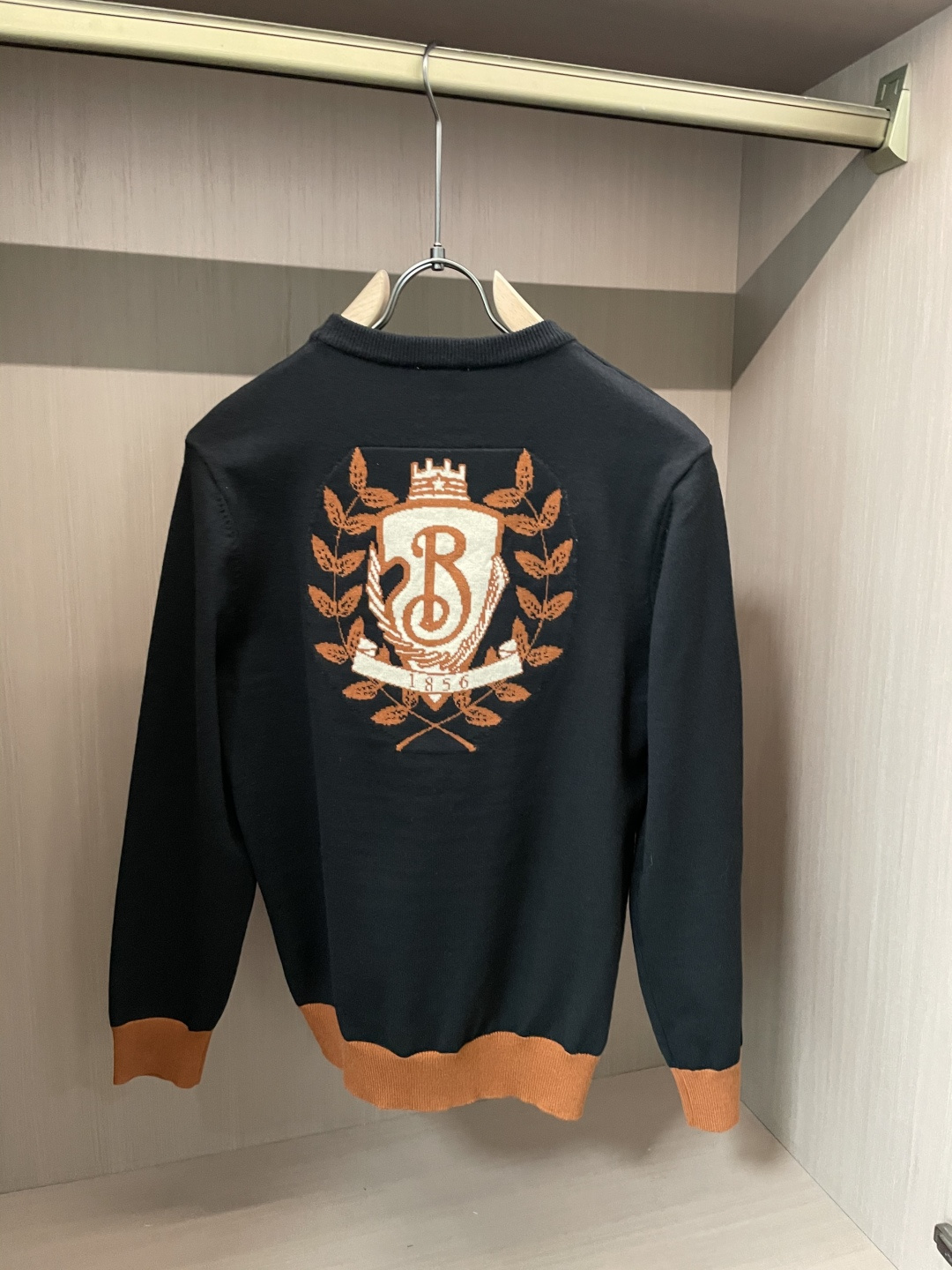 BUR 重磅推荐！aw秋冬新款 专柜同步 时尚经典针织衫 秋冬必备款 采用针织衫加厚毛衣，精致简洁大方 品牌元素点缀设计