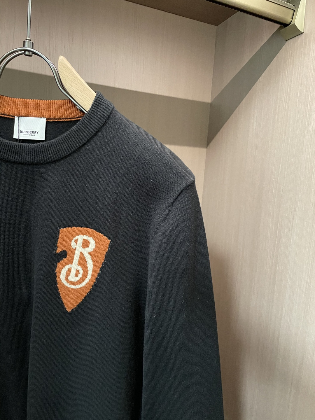 BUR 重磅推荐！aw秋冬新款 专柜同步 时尚经典针织衫 秋冬必备款 采用针织衫加厚毛衣，精致简洁大方 品牌元素点缀设计