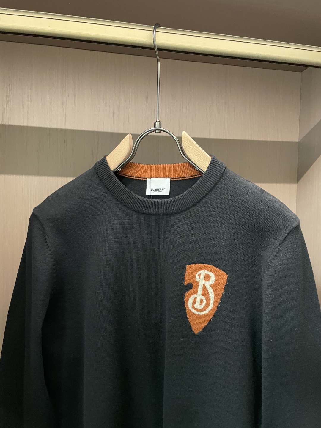 BUR 重磅推荐！aw秋冬新款 专柜同步 时尚经典针织衫 秋冬必备款 采用针织衫加厚毛衣，精致简洁大方 品牌元素点缀设计