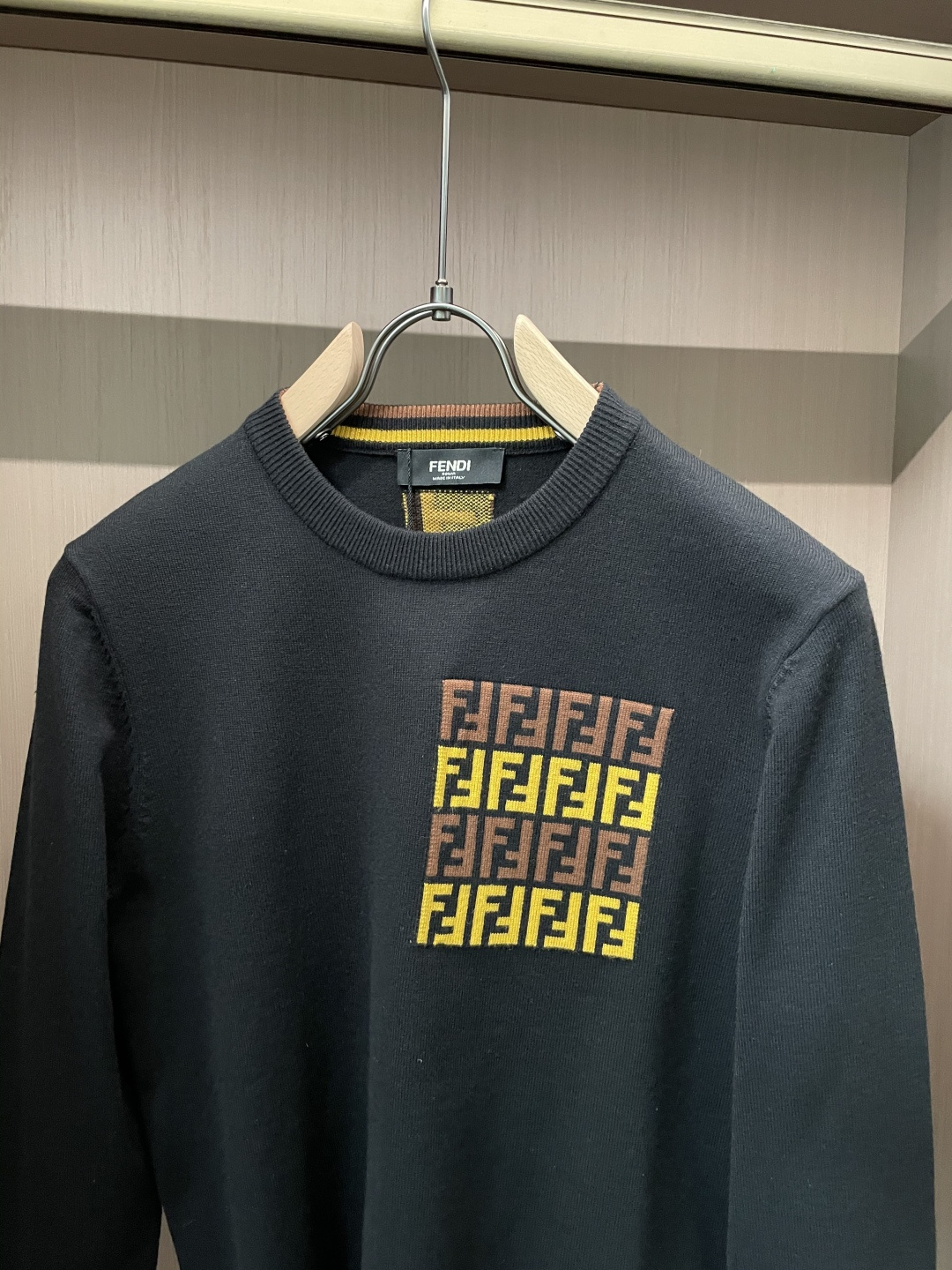 FD 重磅推荐！aw秋冬新款 专柜同步 时尚经典针织衫 秋冬必备款 采用针织衫加厚毛衣，精致简洁大方 品牌元素点缀设计 