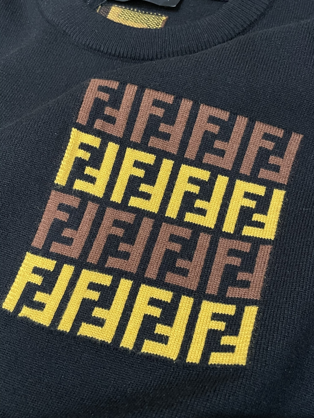 FD 重磅推荐！aw秋冬新款 专柜同步 时尚经典针织衫 秋冬必备款 采用针织衫加厚毛衣，精致简洁大方 品牌元素点缀设计 