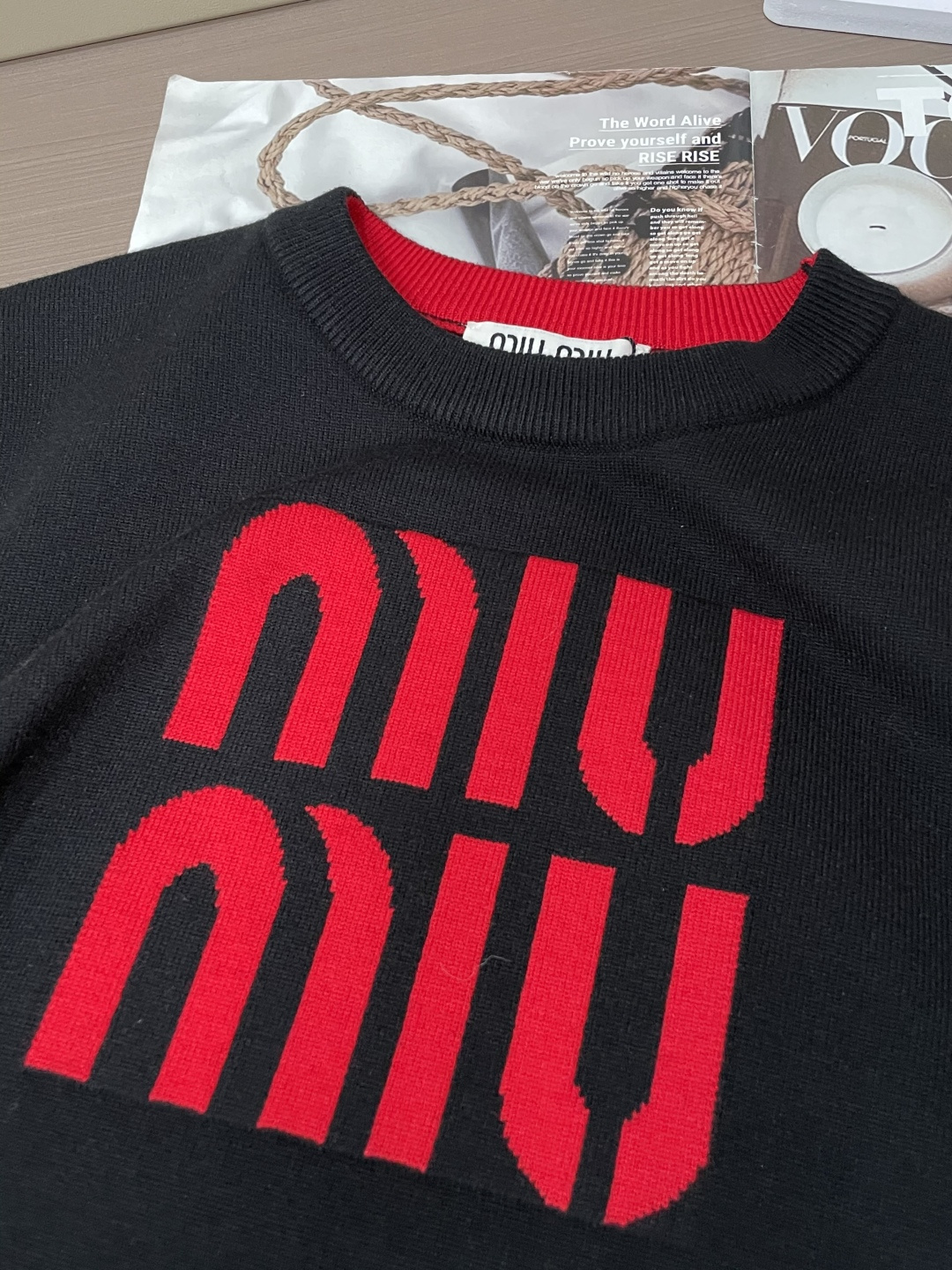 miumiu 重磅推荐！aw秋冬新款 专柜同步 时尚经典针织衫 秋冬必备款 采用针织衫加厚毛衣，精致简洁大方 品牌元素点