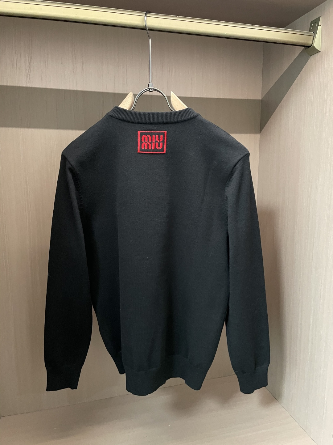 miumiu 重磅推荐！aw秋冬新款 专柜同步 时尚经典针织衫 秋冬必备款 采用针织衫加厚毛衣，精致简洁大方 品牌元素点
