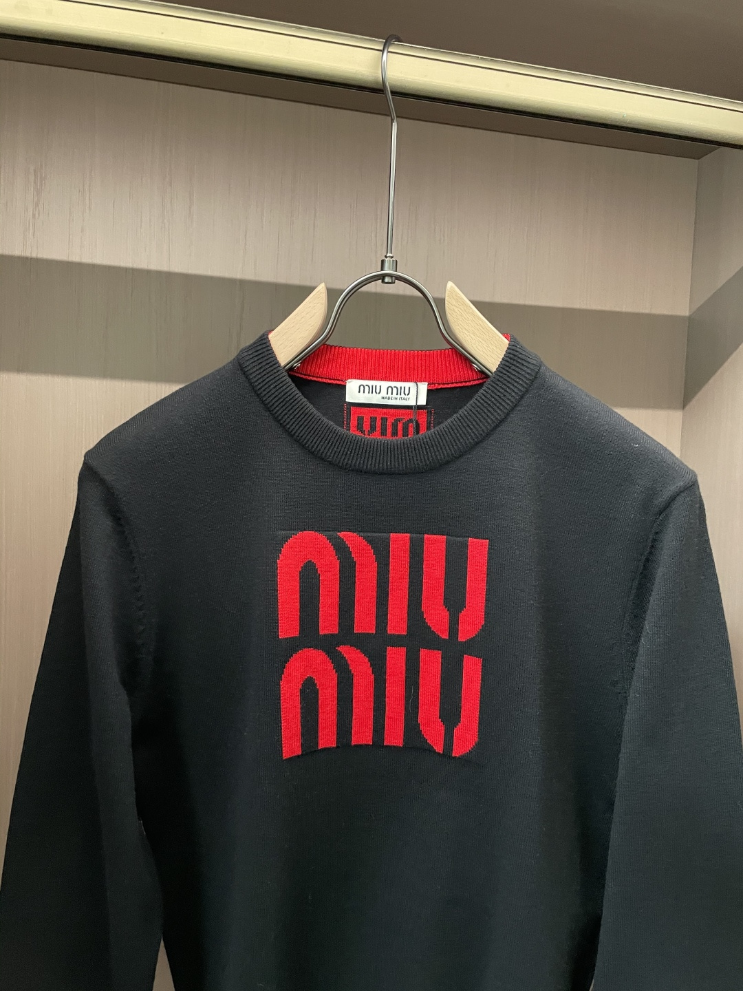 miumiu 重磅推荐！aw秋冬新款 专柜同步 时尚经典针织衫 秋冬必备款 采用针织衫加厚毛衣，精致简洁大方 品牌元素点