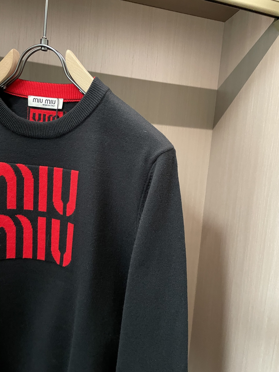 miumiu 重磅推荐！aw秋冬新款 专柜同步 时尚经典针织衫 秋冬必备款 采用针织衫加厚毛衣，精致简洁大方 品牌元素点