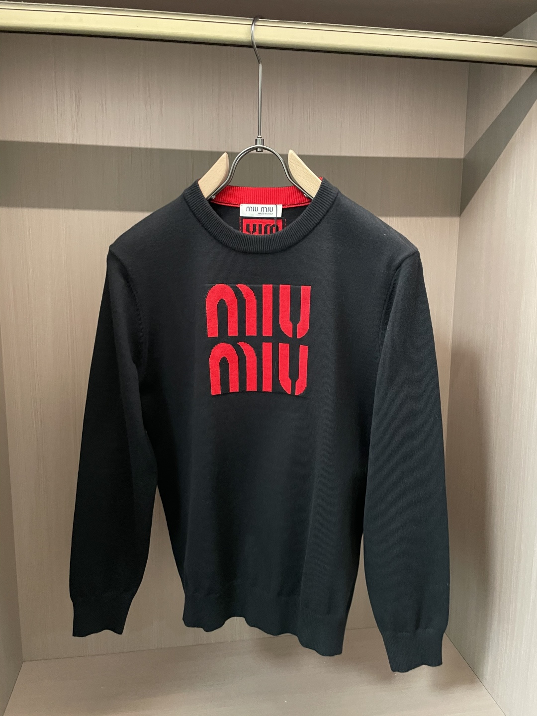 miumiu 重磅推荐！aw秋冬新款 专柜同步 时尚经典针织衫 秋冬必备款 采用针织衫加厚毛衣，精致简洁大方 品牌元素点