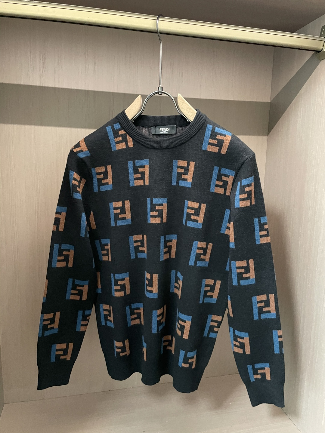 FD 重磅推荐！aw秋冬新款 专柜同步 时尚经典针织衫 秋冬必备款 采用针织衫加厚毛衣，精致简洁大方 品牌元素点缀设计 