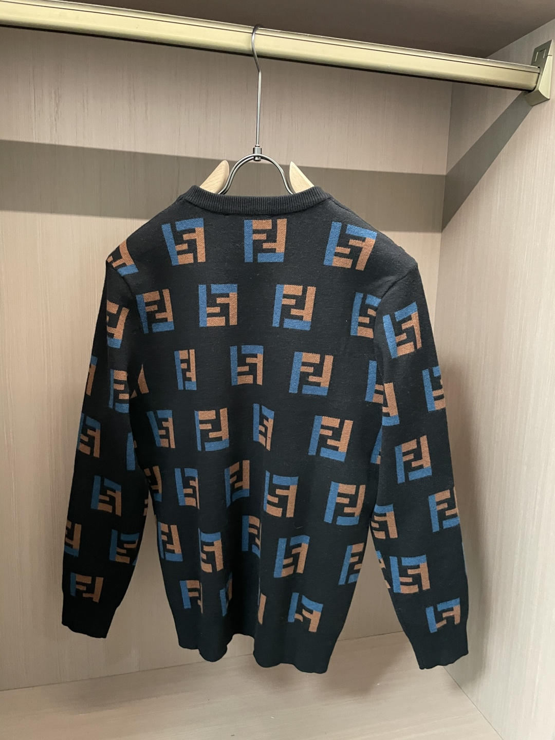 FD 重磅推荐！aw秋冬新款 专柜同步 时尚经典针织衫 秋冬必备款 采用针织衫加厚毛衣，精致简洁大方 品牌元素点缀设计 