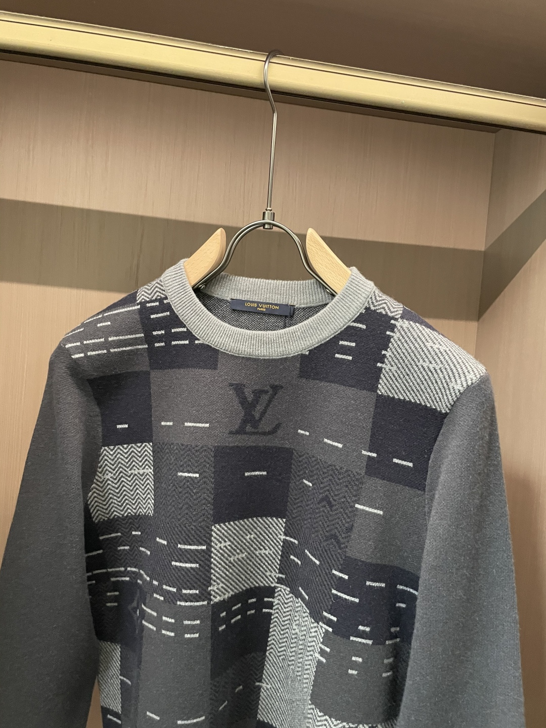 LV 重磅推荐！aw秋冬新款 专柜同步 时尚经典针织衫 秋冬必备款 采用针织衫加厚毛衣，精致简洁大方 品牌元素点缀设计 