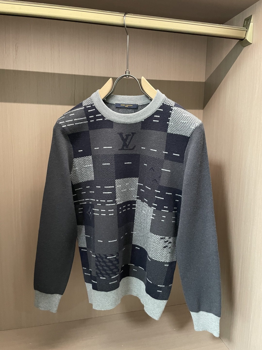 LV 重磅推荐！aw秋冬新款 专柜同步 时尚经典针织衫 秋冬必备款 采用针织衫加厚毛衣，精致简洁大方 品牌元素点缀设计 