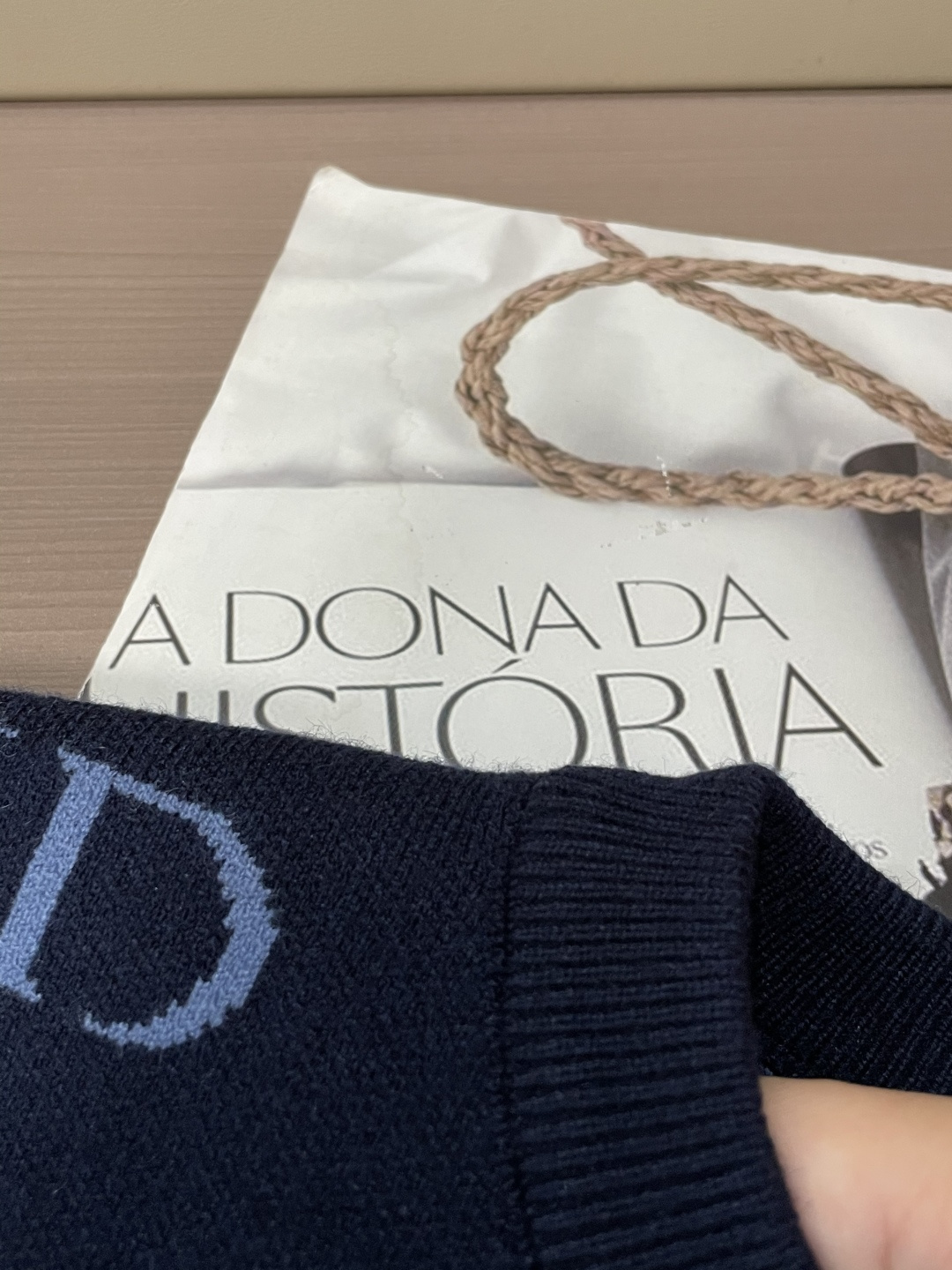 DIOR 重磅推荐！aw秋冬新款 专柜同步 时尚经典针织衫 秋冬必备款 采用针织衫加厚毛衣，精致简洁大方 品牌元素点缀设