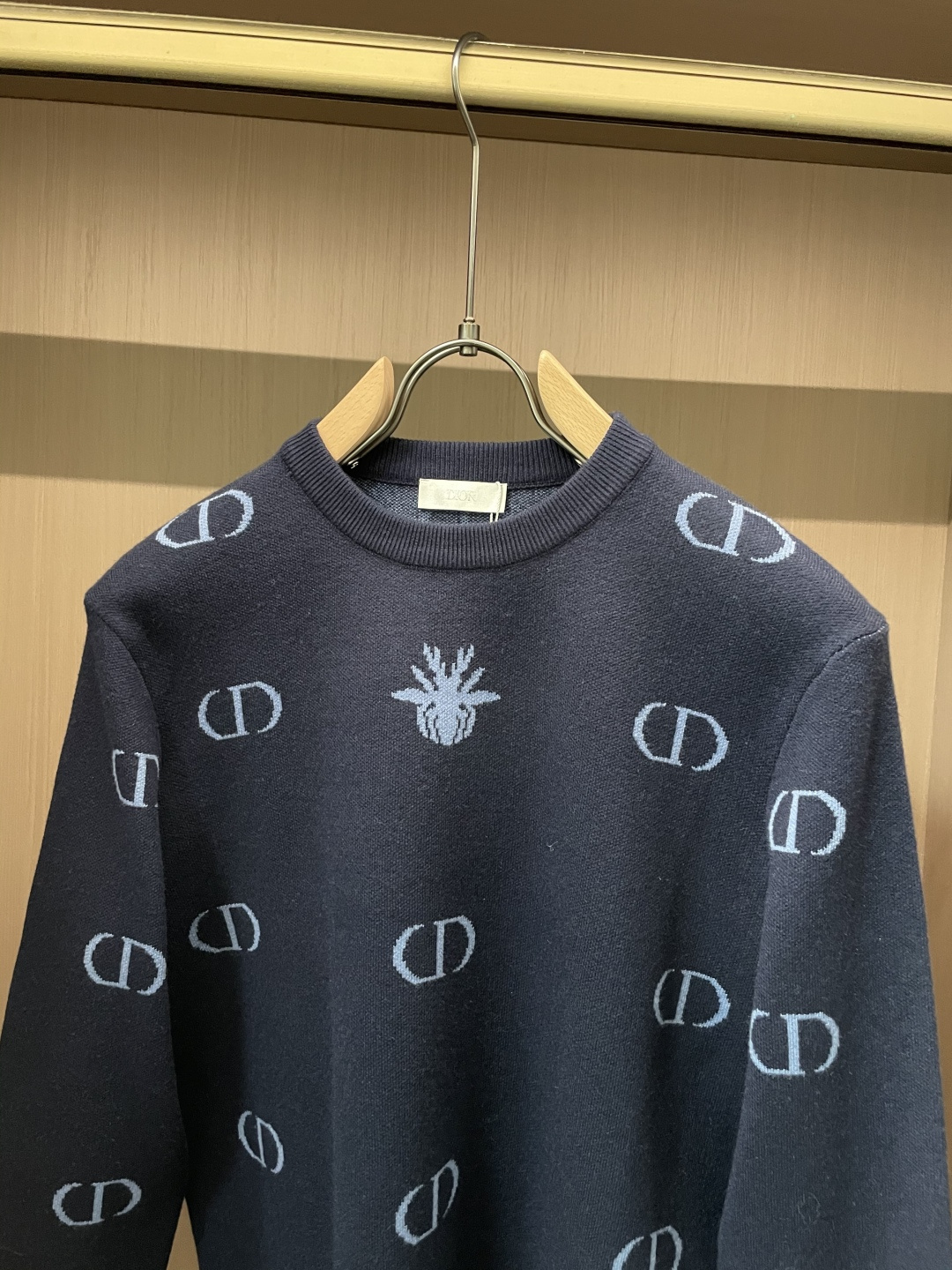 DIOR 重磅推荐！aw秋冬新款 专柜同步 时尚经典针织衫 秋冬必备款 采用针织衫加厚毛衣，精致简洁大方 品牌元素点缀设