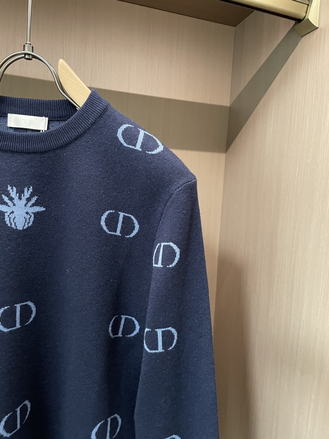 DIOR 重磅推荐！aw秋冬新款 专柜同步 时尚经典针织衫 秋冬必备款 采用针织衫加厚毛衣，精致简洁大方 品牌元素点缀设