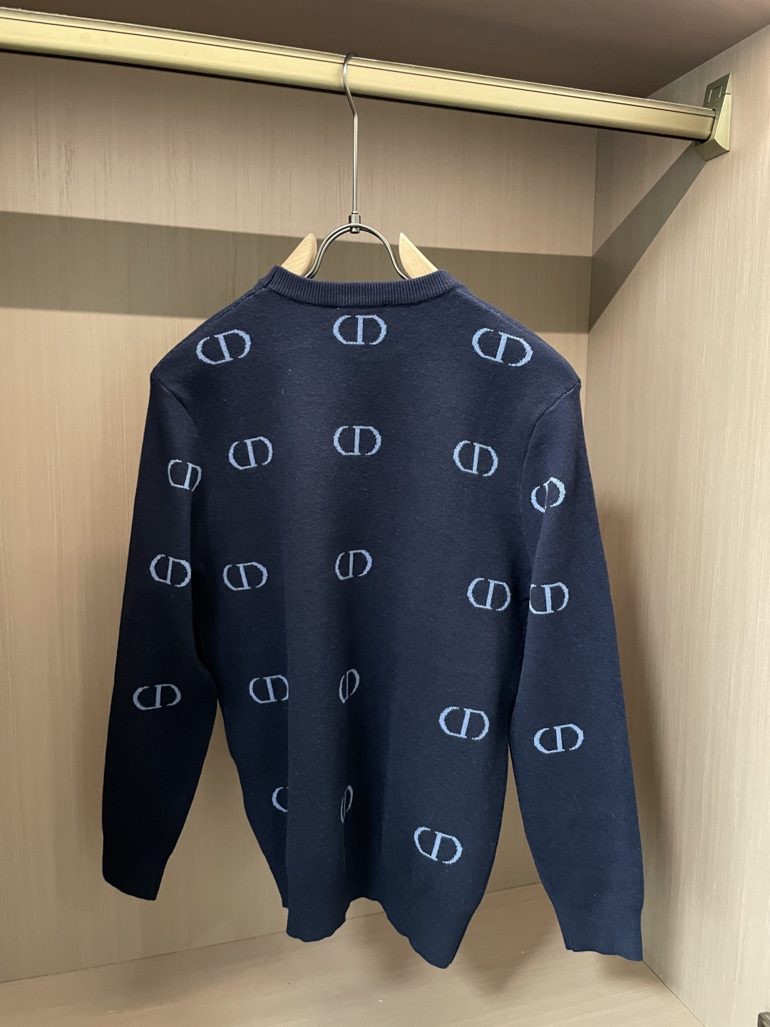 DIOR 重磅推荐！aw秋冬新款 专柜同步 时尚经典针织衫 秋冬必备款 采用针织衫加厚毛衣，精致简洁大方 品牌元素点缀设