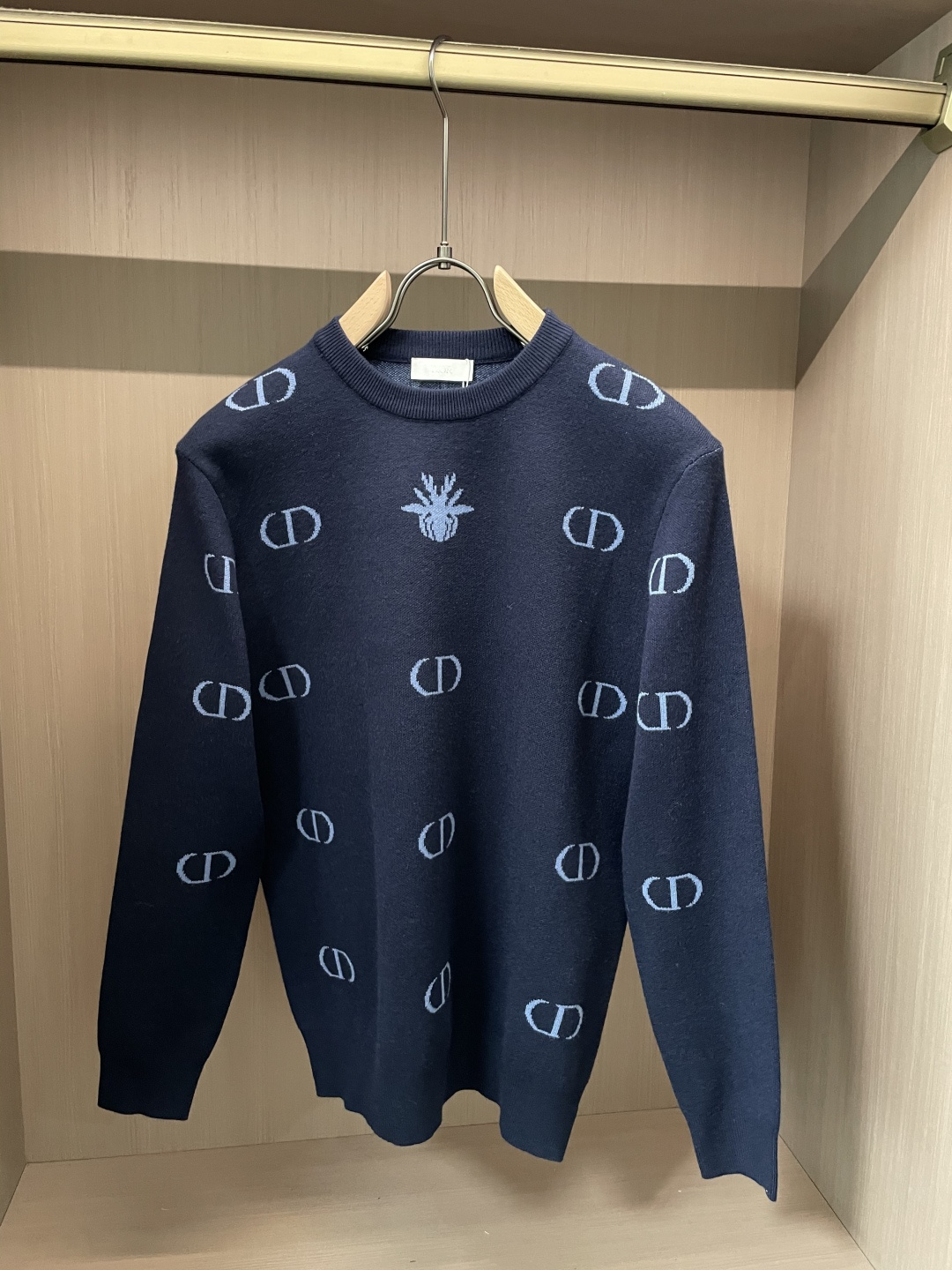 DIOR 重磅推荐！aw秋冬新款 专柜同步 时尚经典针织衫 秋冬必备款 采用针织衫加厚毛衣，精致简洁大方 品牌元素点缀设