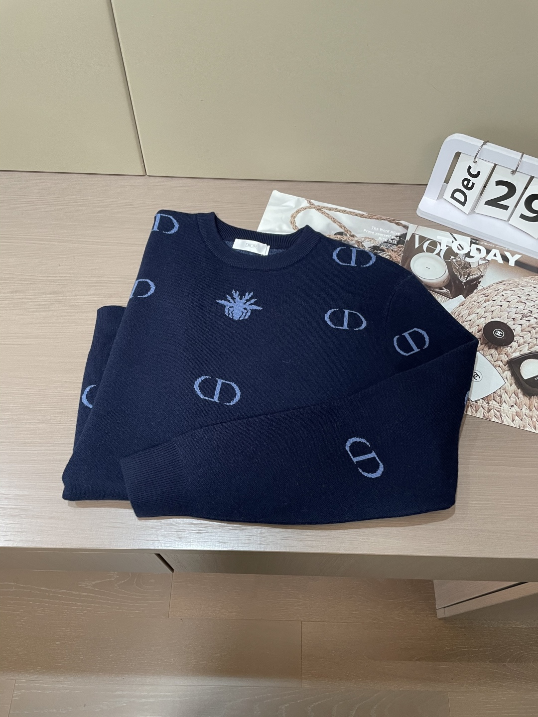 DIOR 重磅推荐！aw秋冬新款 专柜同步 时尚经典针织衫 秋冬必备款 采用针织衫加厚毛衣，精致简洁大方 品牌元素点缀设