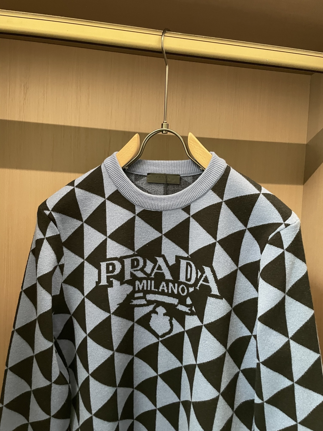 Prad 重磅推荐！aw秋冬新款 专柜同步 时尚经典针织衫 秋冬必备款 采用针织衫加厚毛衣，精致简洁大方 品牌元素点缀设