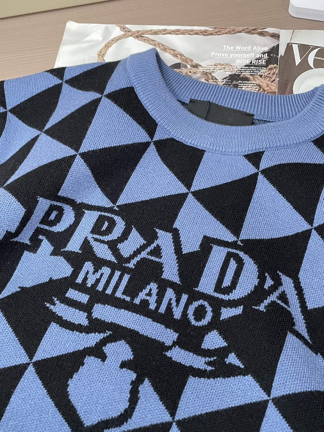 Prad 重磅推荐！aw秋冬新款 专柜同步 时尚经典针织衫 秋冬必备款 采用针织衫加厚毛衣，精致简洁大方 品牌元素点缀设