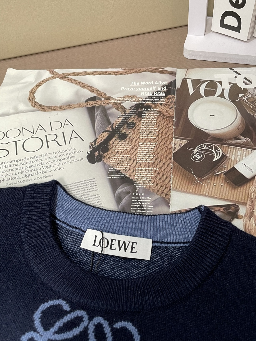 Loewe 重磅推荐！aw秋冬新款 专柜同步 时尚经典针织衫 秋冬必备款 采用针织衫加厚毛衣，精致简洁大方 品牌元素点缀