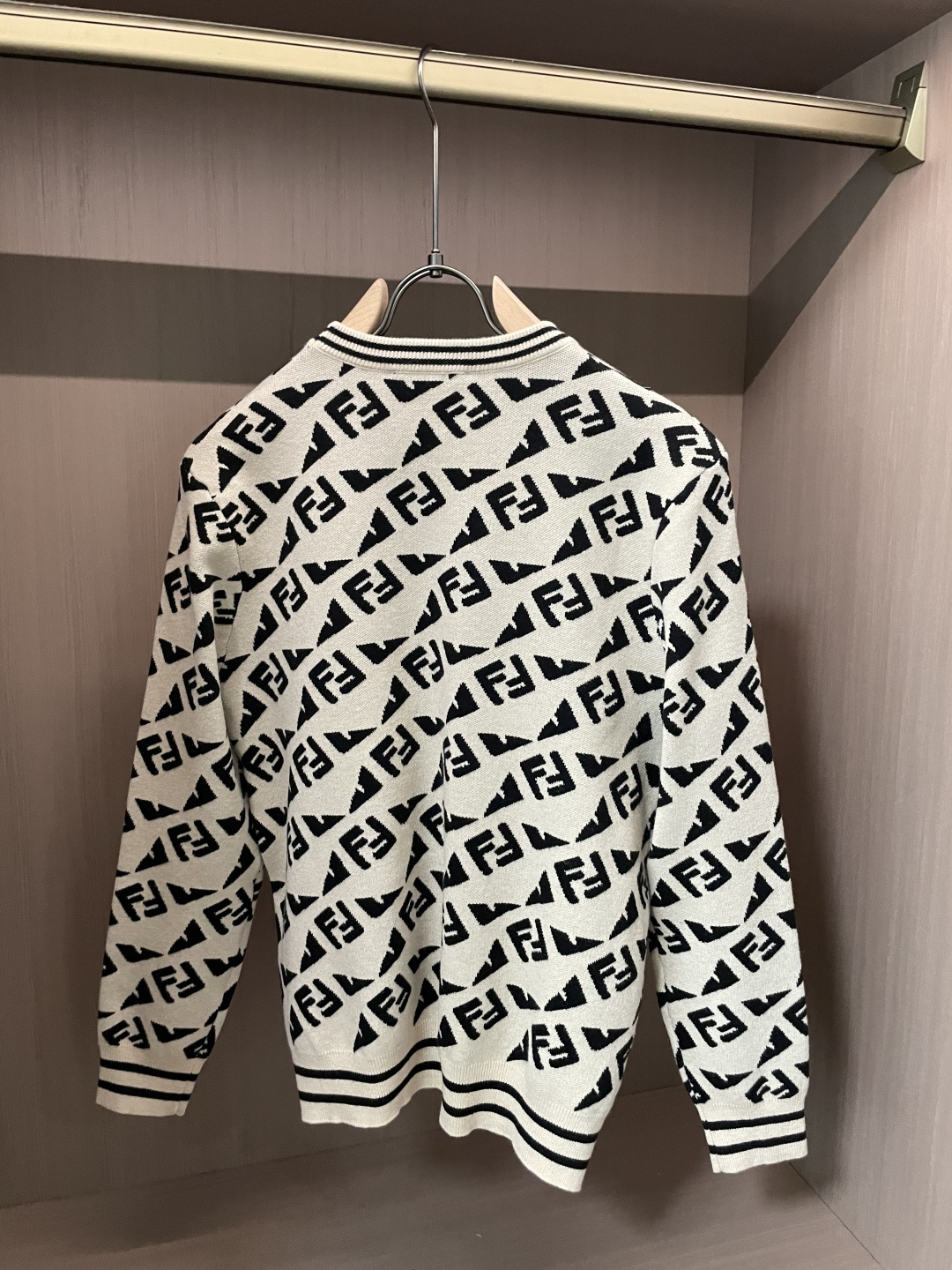 FD 重磅推荐！aw秋冬新款 专柜同步 时尚经典针织衫 秋冬必备款 采用针织衫加厚毛衣，精致简洁大方 品牌元素点缀设计 