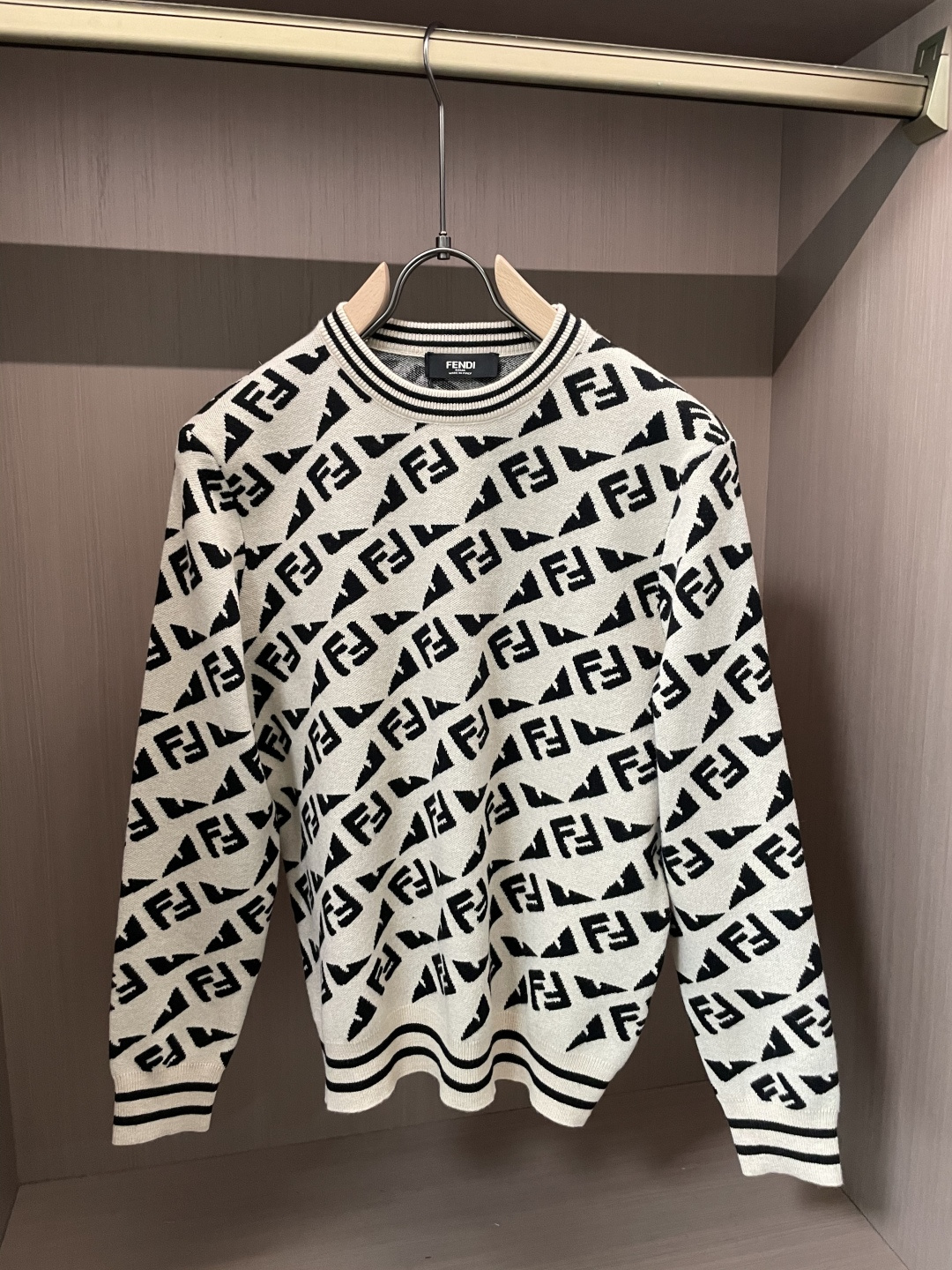 FD 重磅推荐！aw秋冬新款 专柜同步 时尚经典针织衫 秋冬必备款 采用针织衫加厚毛衣，精致简洁大方 品牌元素点缀设计 