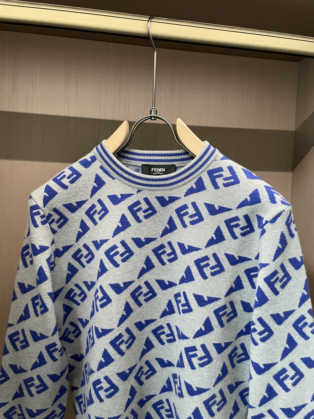 FD 重磅推荐！aw秋冬新款 专柜同步 时尚经典针织衫 秋冬必备款 采用针织衫加厚毛衣，精致简洁大方 品牌元素点缀设计 