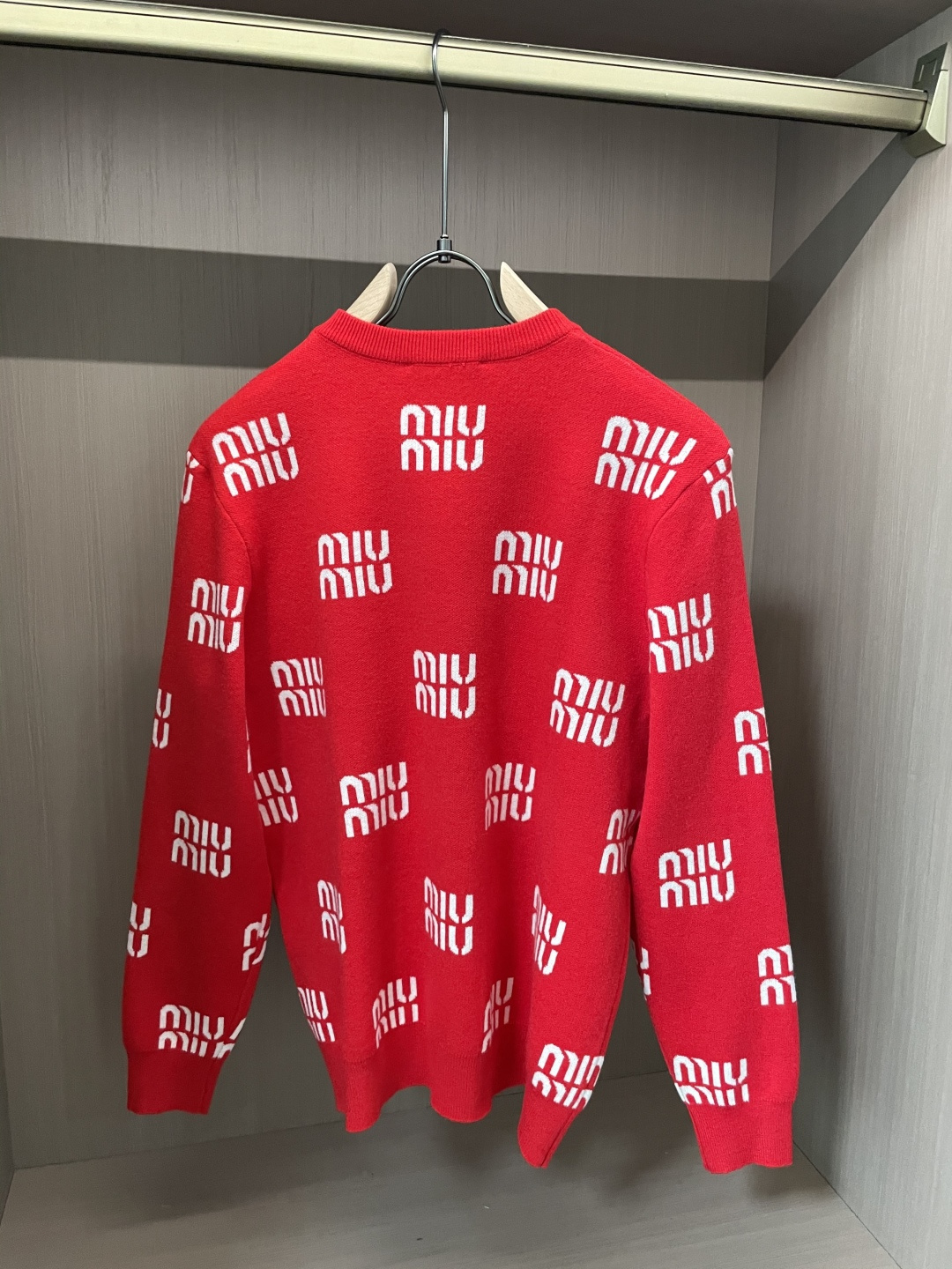 miumiu 重磅推荐！aw秋冬新款 专柜同步 时尚经典针织衫 秋冬必备款 采用针织衫加厚毛衣，精致简洁大方 品牌元素点