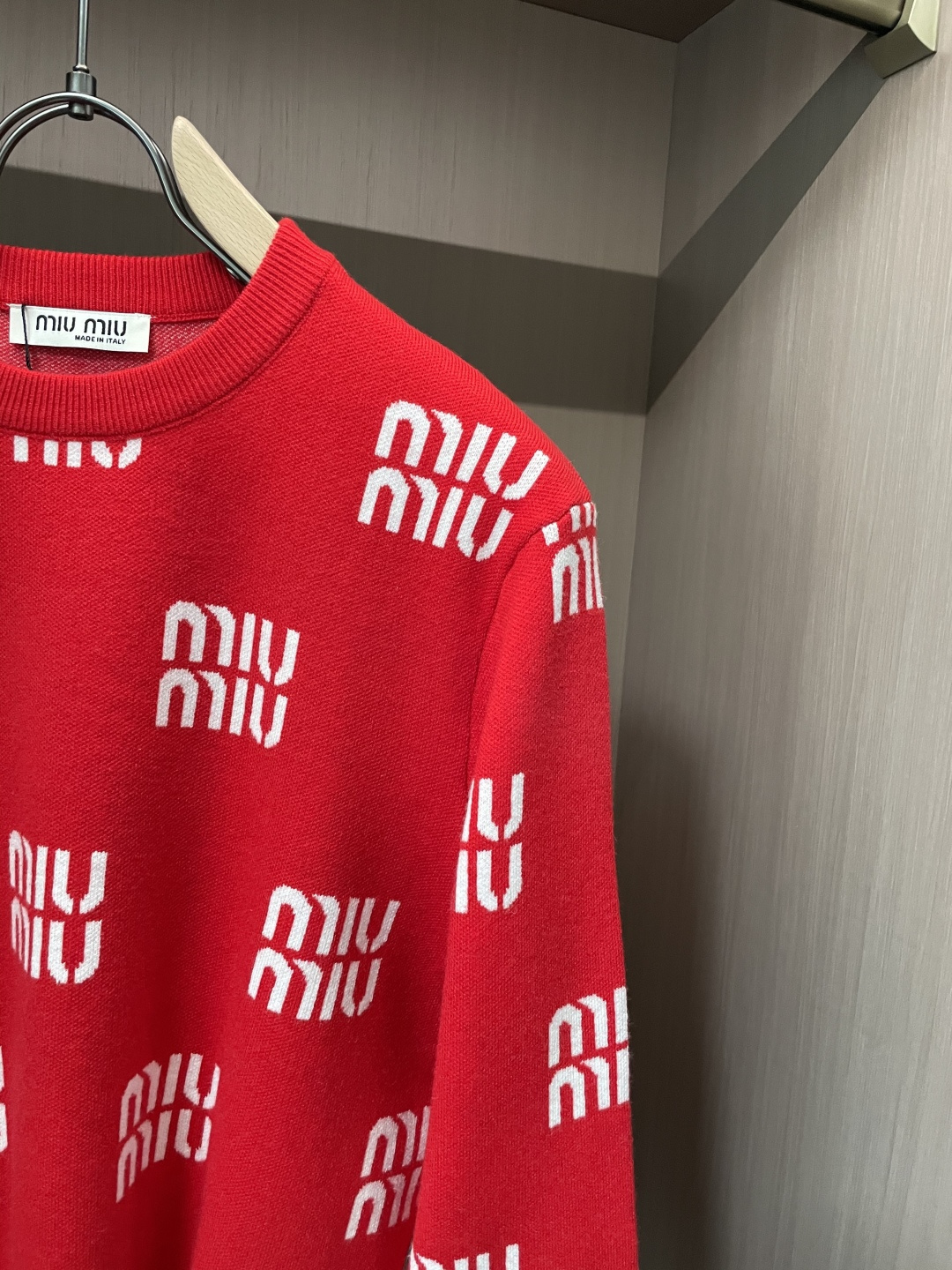 miumiu 重磅推荐！aw秋冬新款 专柜同步 时尚经典针织衫 秋冬必备款 采用针织衫加厚毛衣，精致简洁大方 品牌元素点