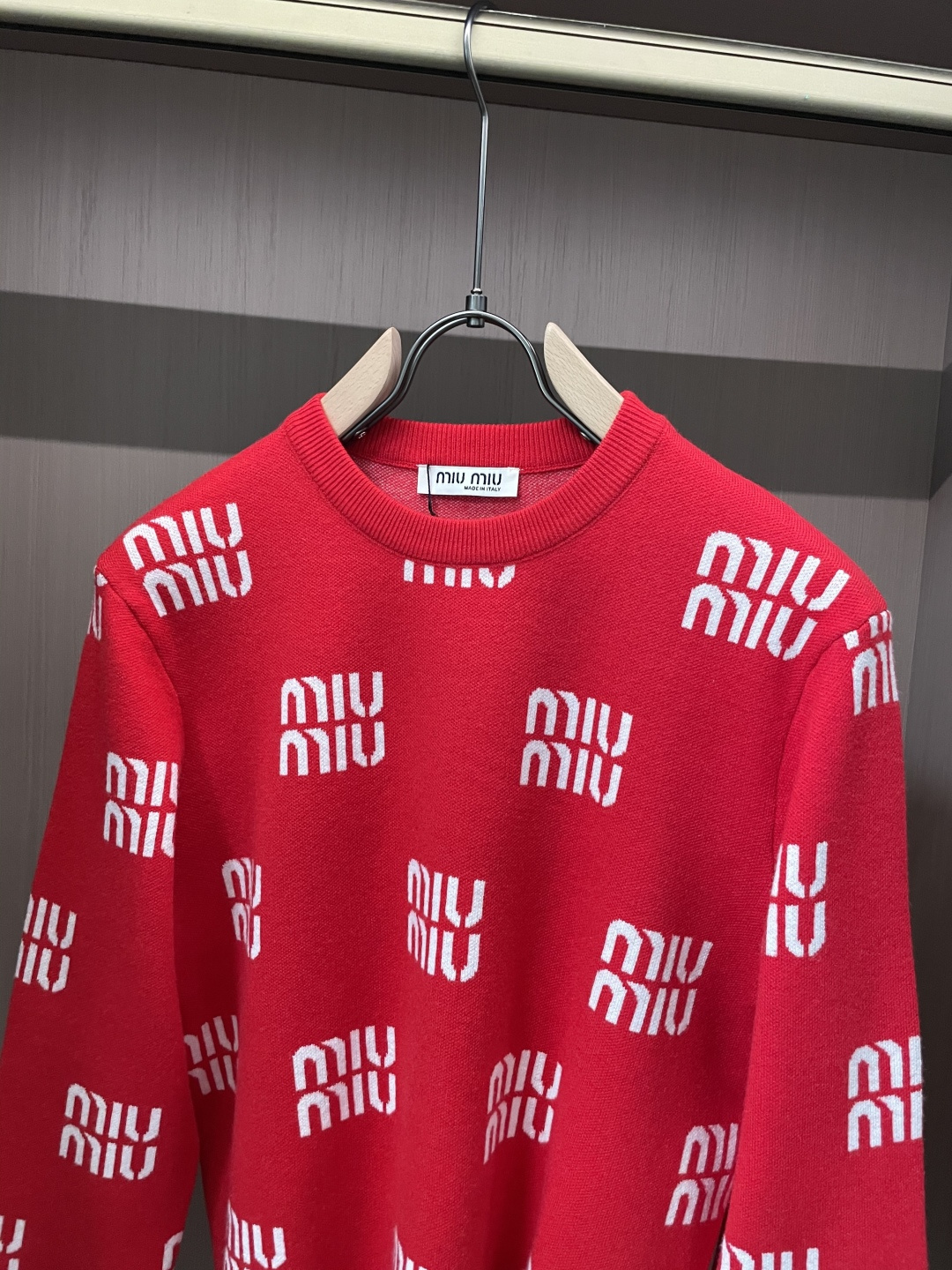 miumiu 重磅推荐！aw秋冬新款 专柜同步 时尚经典针织衫 秋冬必备款 采用针织衫加厚毛衣，精致简洁大方 品牌元素点