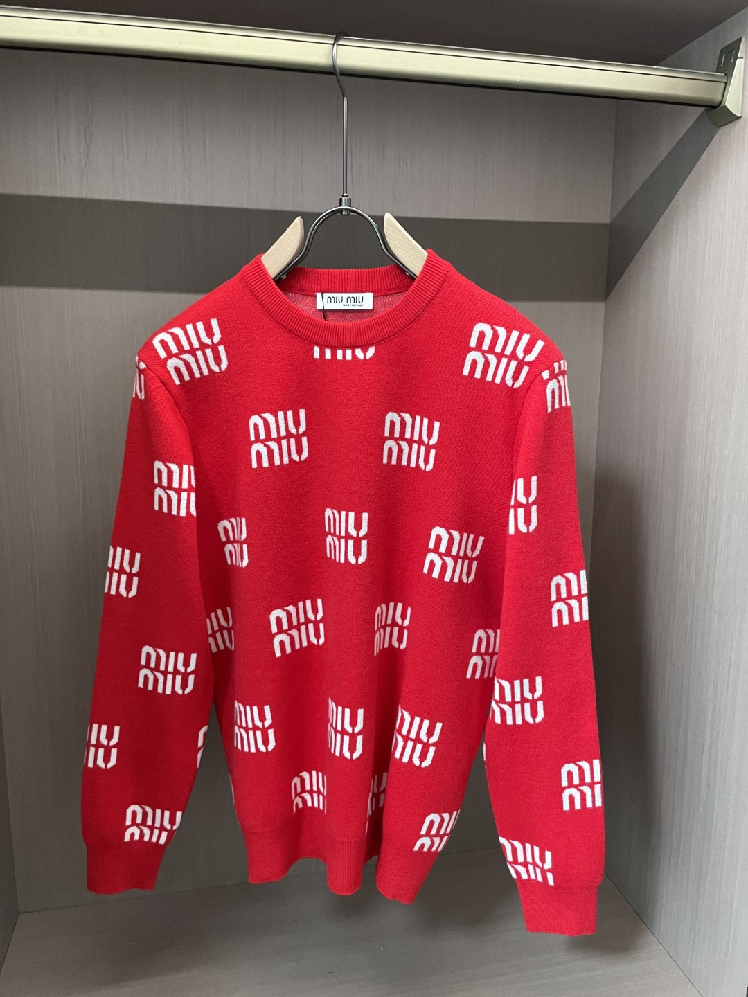 miumiu 重磅推荐！aw秋冬新款 专柜同步 时尚经典针织衫 秋冬必备款 采用针织衫加厚毛衣，精致简洁大方 品牌元素点