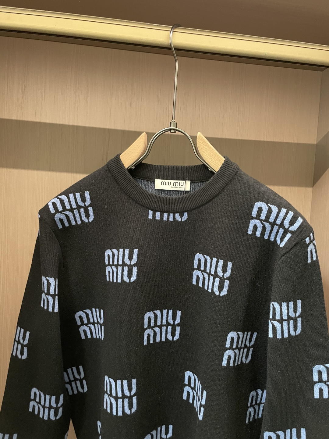 miumiu 重磅推荐！aw秋冬新款 专柜同步 时尚经典针织衫 秋冬必备款 采用针织衫加厚毛衣，精致简洁大方 品牌元素点