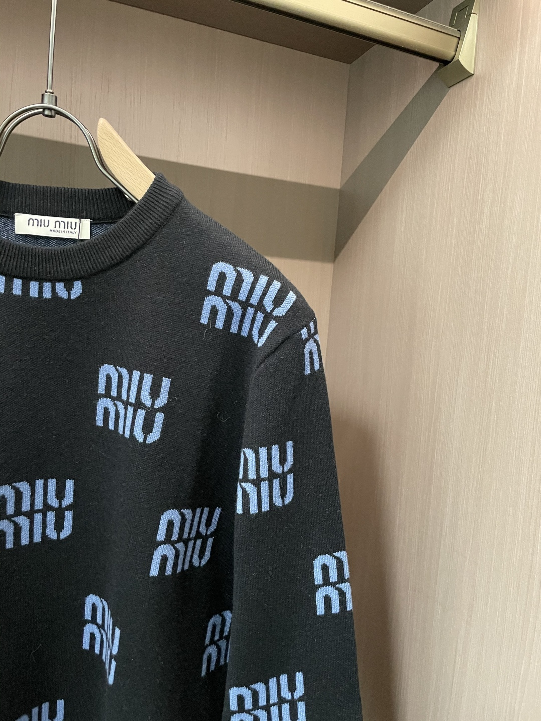 miumiu 重磅推荐！aw秋冬新款 专柜同步 时尚经典针织衫 秋冬必备款 采用针织衫加厚毛衣，精致简洁大方 品牌元素点