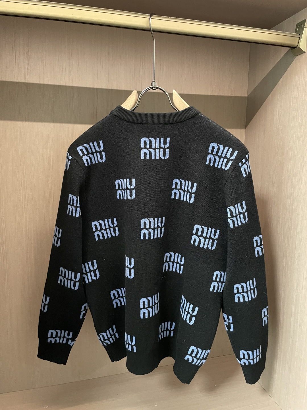 miumiu 重磅推荐！aw秋冬新款 专柜同步 时尚经典针织衫 秋冬必备款 采用针织衫加厚毛衣，精致简洁大方 品牌元素点