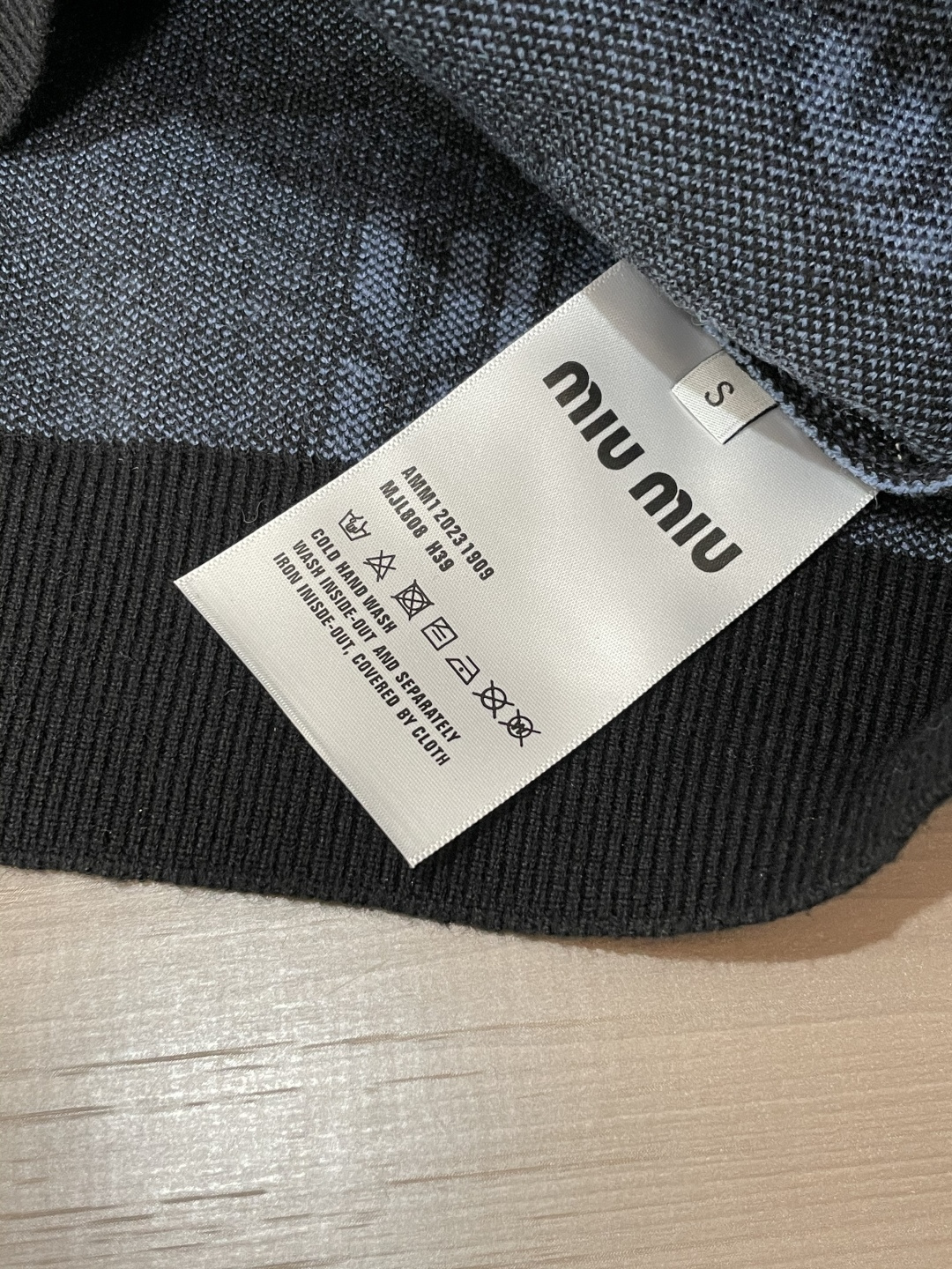 miumiu 重磅推荐！aw秋冬新款 专柜同步 时尚经典针织衫 秋冬必备款 采用针织衫加厚毛衣，精致简洁大方 品牌元素点