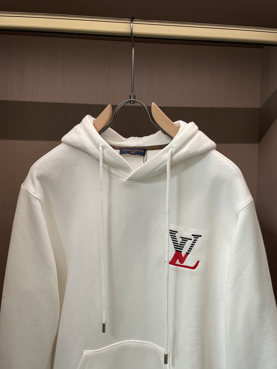Lv 秋冬加绒连帽卫衣 男女同款时尚休闲套头加绒卫衣衫!贸易公司渠道稀出,领先官网发售!一直都是神奇的存在,有着极高的辨 Lv 秋冬加绒连帽卫衣 男女同款时尚休闲套头加绒卫衣衫!贸易公司渠道稀出,领先官网发售!一直都是神奇的存在,有着极高的辨
