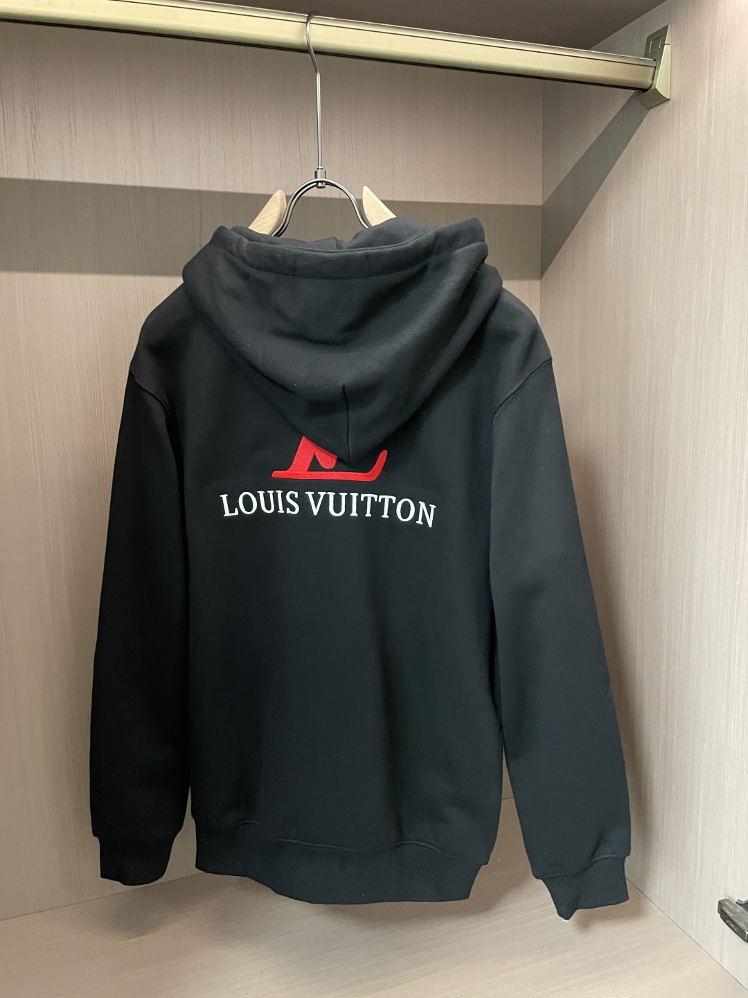 Lv 秋冬加绒连帽卫衣 男女同款时尚休闲套头加绒卫衣衫!贸易公司渠道稀出,领先官网发售!一直都是神奇的存在,有着极高的辨 Lv 秋冬加绒连帽卫衣 男女同款时尚休闲套头加绒卫衣衫!贸易公司渠道稀出,领先官网发售!一直都是神奇的存在,有着极高的辨