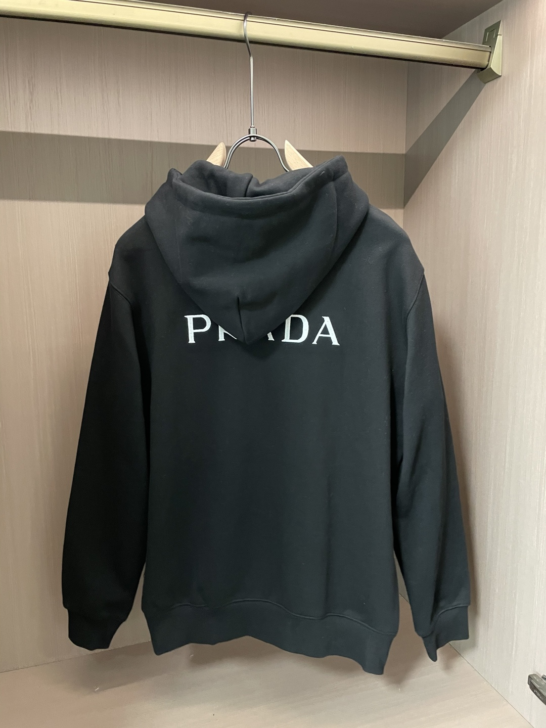 Prad 秋冬加绒连帽卫衣 男女同款时尚休闲套头加绒卫衣衫!贸易公司渠道稀出,领先官网发售!一直都是神奇的存在,有着极 Prad 秋冬加绒连帽卫衣 男女同款时尚休闲套头加绒卫衣衫!贸易公司渠道稀出,领先官网发售!一直都是神奇的存在,有着极