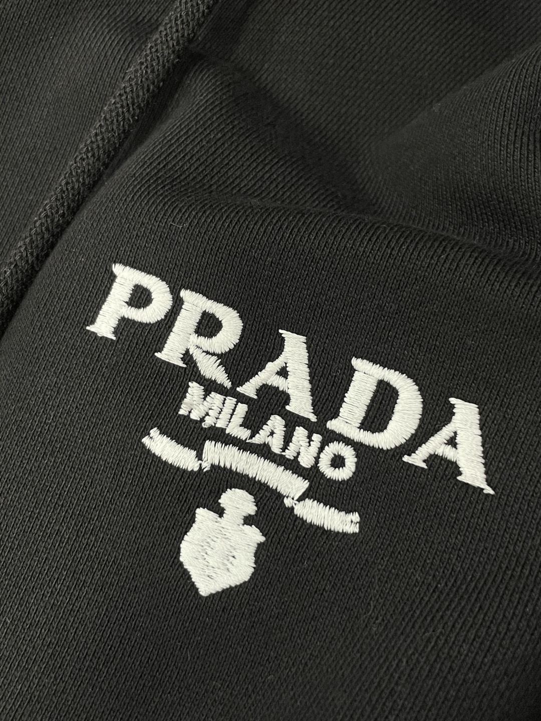 Prad 秋冬加绒连帽卫衣 男女同款时尚休闲套头加绒卫衣衫!贸易公司渠道稀出,领先官网发售!一直都是神奇的存在,有着极 Prad 秋冬加绒连帽卫衣 男女同款时尚休闲套头加绒卫衣衫!贸易公司渠道稀出,领先官网发售!一直都是神奇的存在,有着极