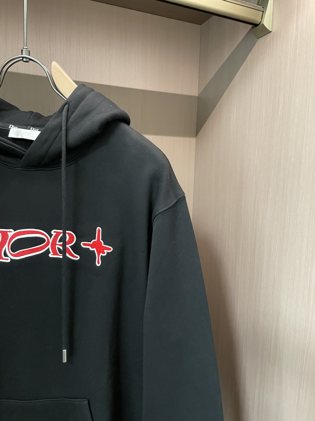 Dior 秋冬加绒连帽卫衣 男女同款时尚休闲套头加绒卫衣衫!贸易公司渠道稀出,领先官网发售!一直都是神奇的存在,有着极 Dior 秋冬加绒连帽卫衣 男女同款时尚休闲套头加绒卫衣衫!贸易公司渠道稀出,领先官网发售!一直都是神奇的存在,有着极