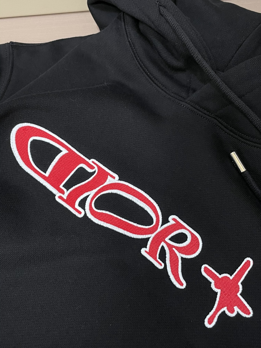 Dior 秋冬加绒连帽卫衣 男女同款时尚休闲套头加绒卫衣衫!贸易公司渠道稀出,领先官网发售!一直都是神奇的存在,有着极 Dior 秋冬加绒连帽卫衣 男女同款时尚休闲套头加绒卫衣衫!贸易公司渠道稀出,领先官网发售!一直都是神奇的存在,有着极