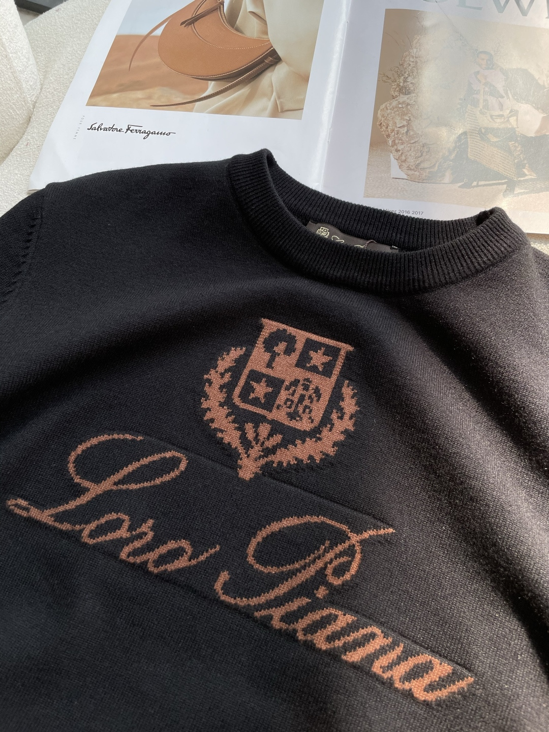 Loro Piana 重磅推荐！aw秋冬新款 专柜同步 时尚经典针织衫 秋冬必备款 采用针织衫加厚毛衣，精致简洁大方 品