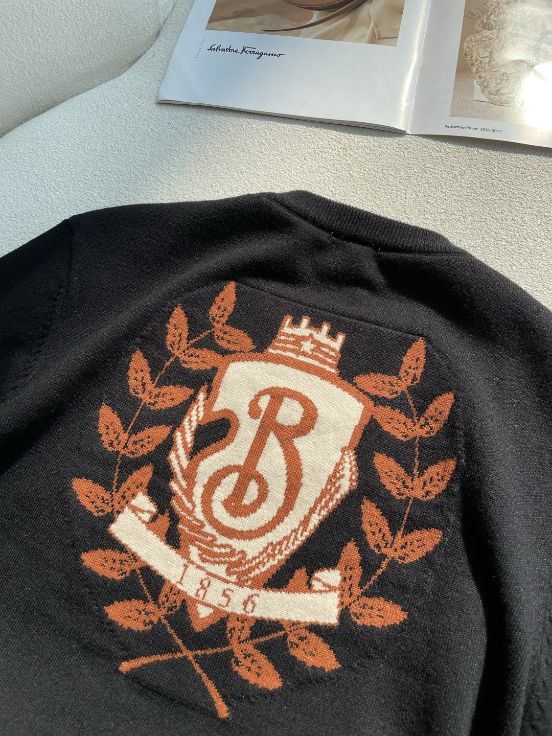 BUR 重磅推荐！aw秋冬新款 专柜同步 时尚经典针织衫 秋冬必备款 采用针织衫加厚毛衣，精致简洁大方 品牌元素点缀设计
