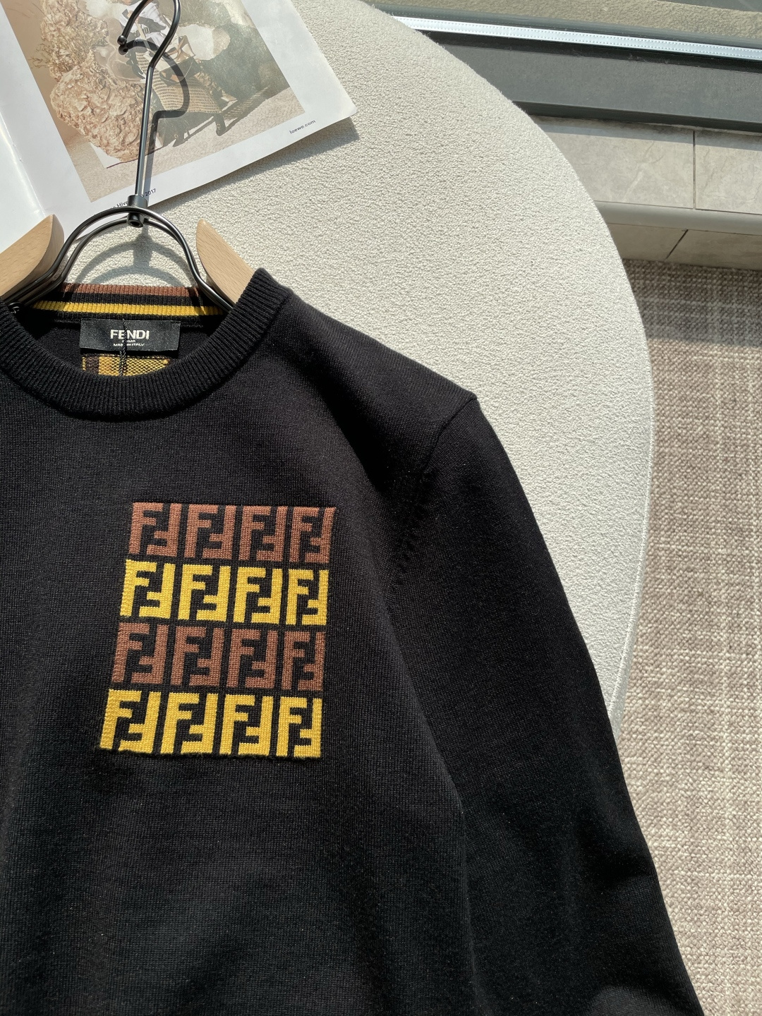 FD 重磅推荐！aw秋冬新款 专柜同步 时尚经典针织衫 秋冬必备款 采用针织衫加厚毛衣，精致简洁大方 品牌元素点缀设计 