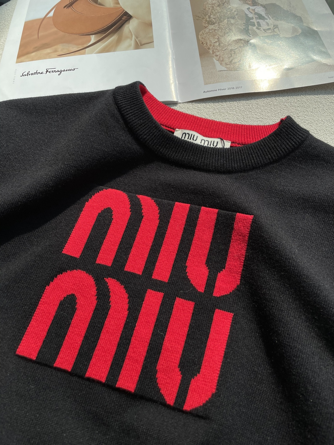 miumiu 重磅推荐！aw秋冬新款 专柜同步 时尚经典针织衫 秋冬必备款 采用针织衫加厚毛衣，精致简洁大方 品牌元素点
