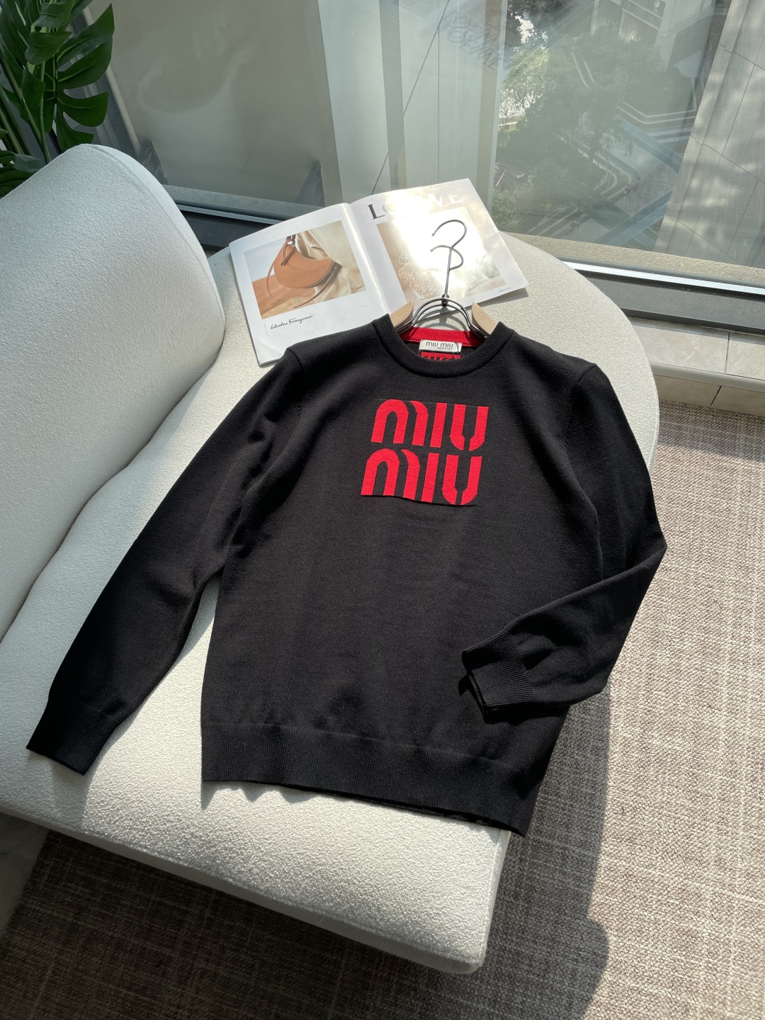 miumiu 重磅推荐！aw秋冬新款 专柜同步 时尚经典针织衫 秋冬必备款 采用针织衫加厚毛衣，精致简洁大方 品牌元素点