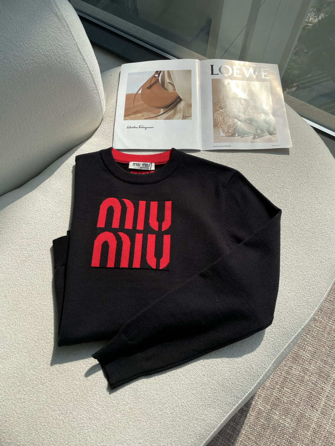 miumiu 重磅推荐！aw秋冬新款 专柜同步 时尚经典针织衫 秋冬必备款 采用针织衫加厚毛衣，精致简洁大方 品牌元素点