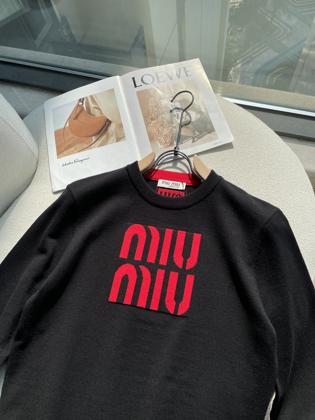 miumiu 重磅推荐！aw秋冬新款 专柜同步 时尚经典针织衫 秋冬必备款 采用针织衫加厚毛衣，精致简洁大方 品牌元素点