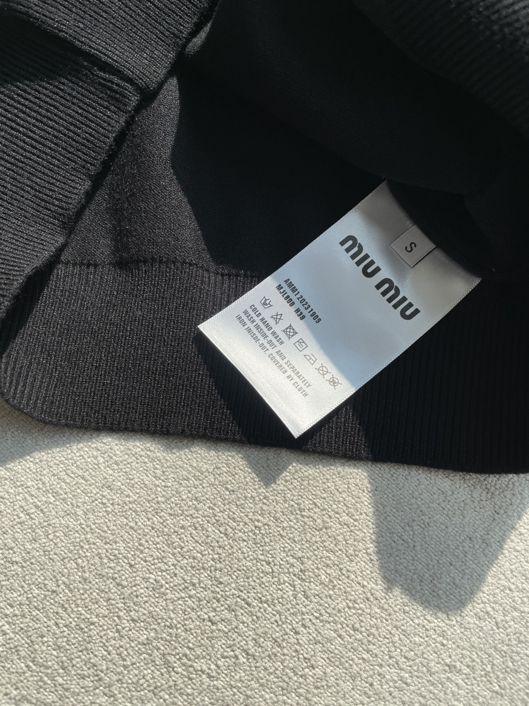 miumiu 重磅推荐！aw秋冬新款 专柜同步 时尚经典针织衫 秋冬必备款 采用针织衫加厚毛衣，精致简洁大方 品牌元素点