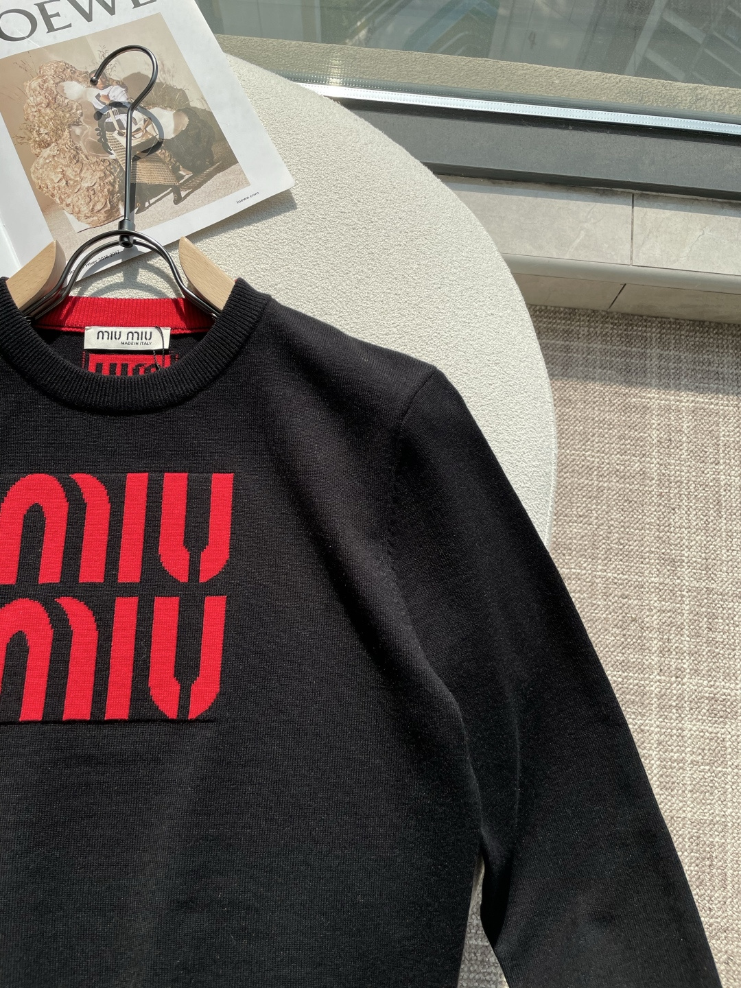 miumiu 重磅推荐！aw秋冬新款 专柜同步 时尚经典针织衫 秋冬必备款 采用针织衫加厚毛衣，精致简洁大方 品牌元素点